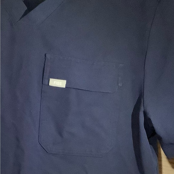Figs scrub Navy Blue one pocket top L - Picture 5 of 5